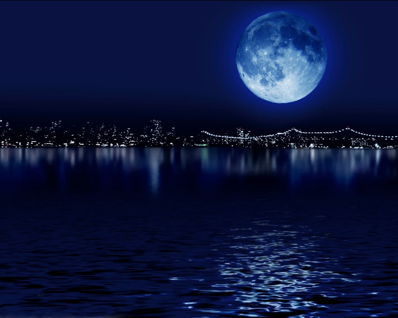 Луна распласталась на тихой воде. Ночь Луна. Голубая Луна. Синяя Луна. Красивая ночь.