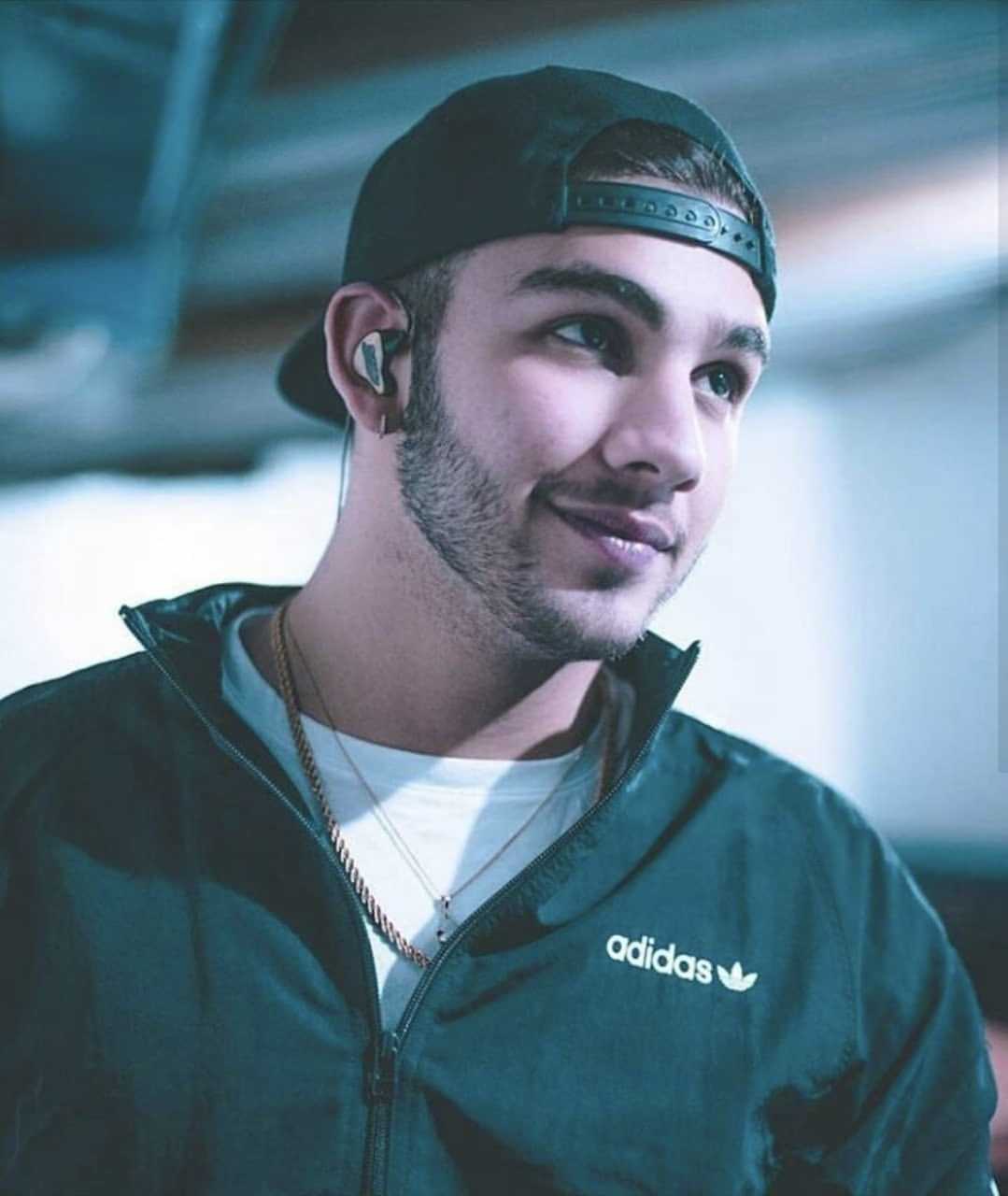 Manuel Turizo Background 1 Manuel Turizo Background 3