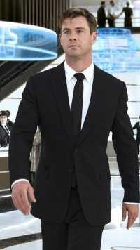 Chris Hemsworth Suit Wallpaper 4