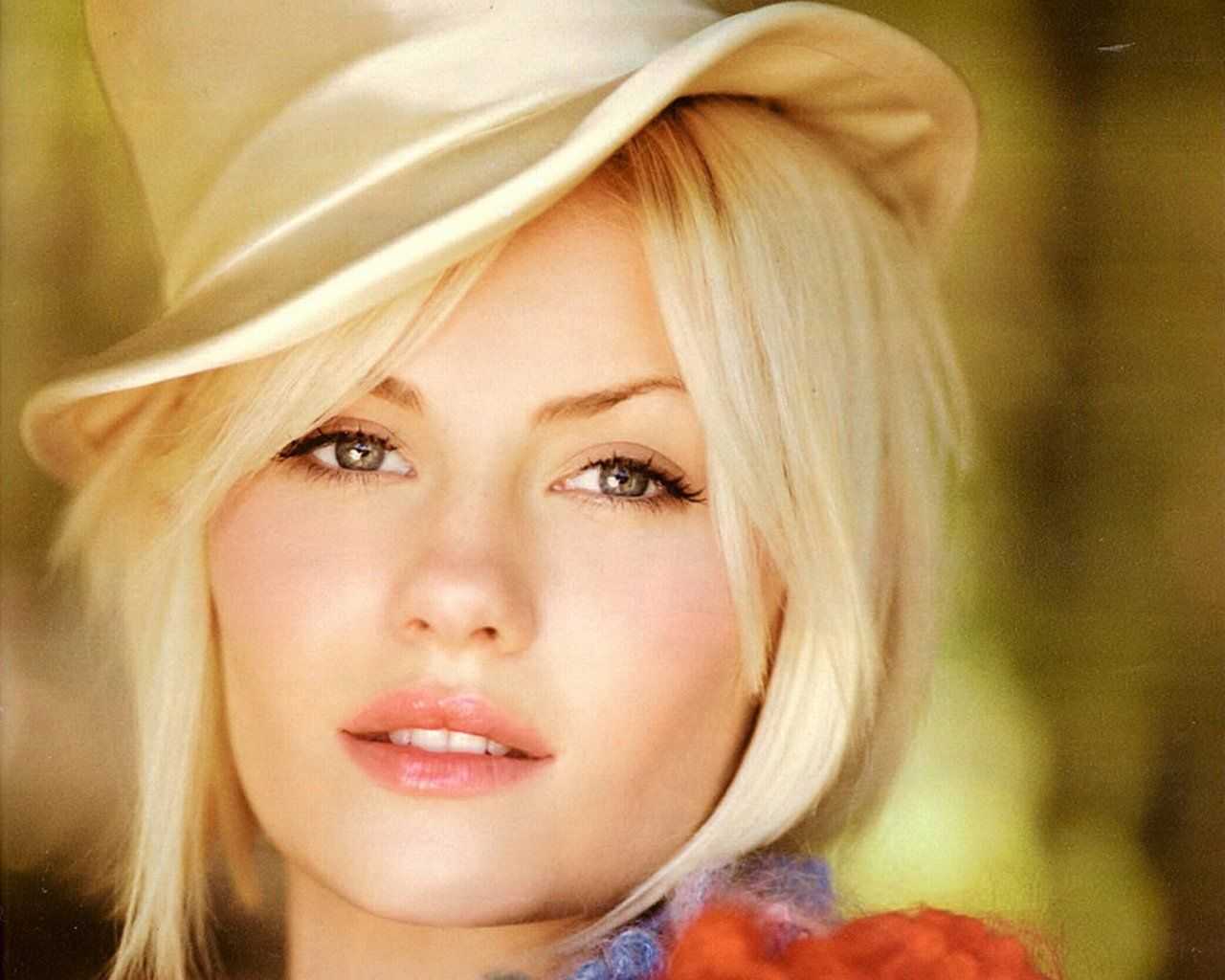 Elisha Cuthbert Background 1